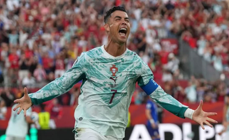 صدمة.. رونالدو كان سيلعب ضد ميسي بقميص الرأس الأخضر